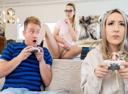 cô bạn gái vì quá mải chơi game mà bị bạn thân giành mất người yêu
